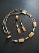 GROOVE - Parure collana ciondolo, orecchini ed anello fedina e bracciale