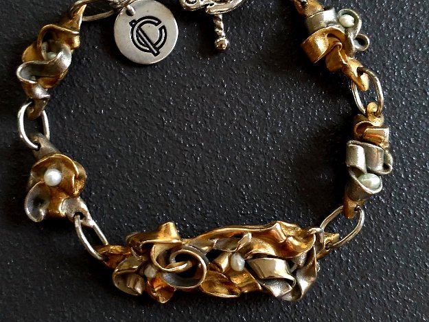Bracciali Bracciali in bronzo color oro e argento, perle naturali, gemme semipreziose e cristalli.